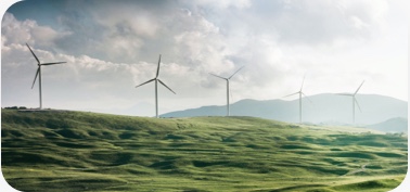 Windräder stehen in der Landschaft
